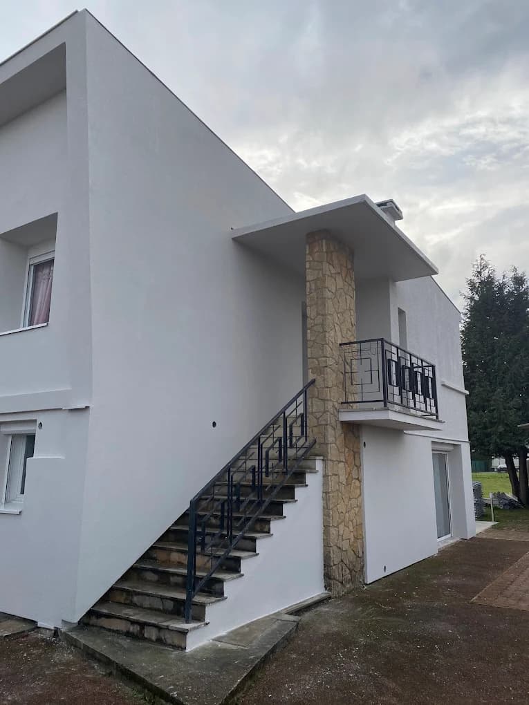 Façade de maison rénovée avec escalier extérieur à Chalon-sur-Saône