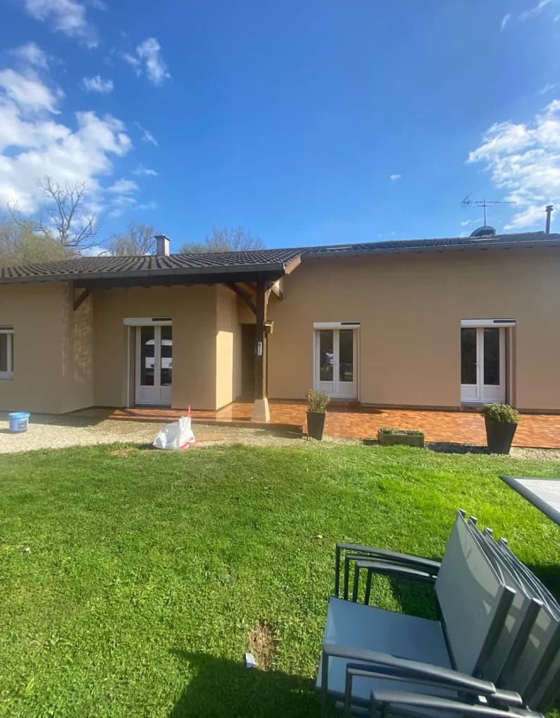 Finition beige sur maison individuelle en Saône-et-Loire