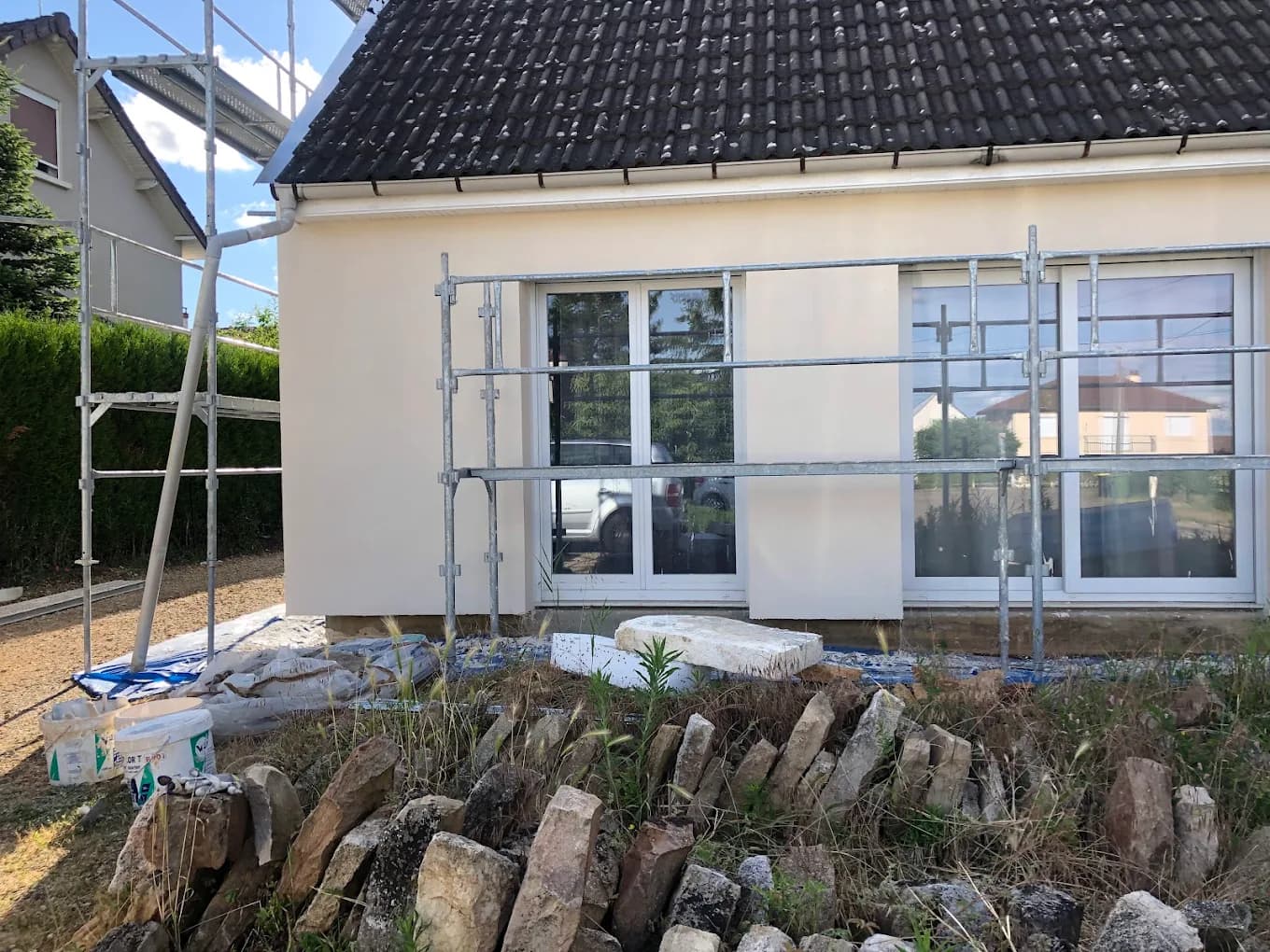 Finition claire de façade avec échafaudage à Châtenoy-le-Royal près de Chalon-sur-Saône